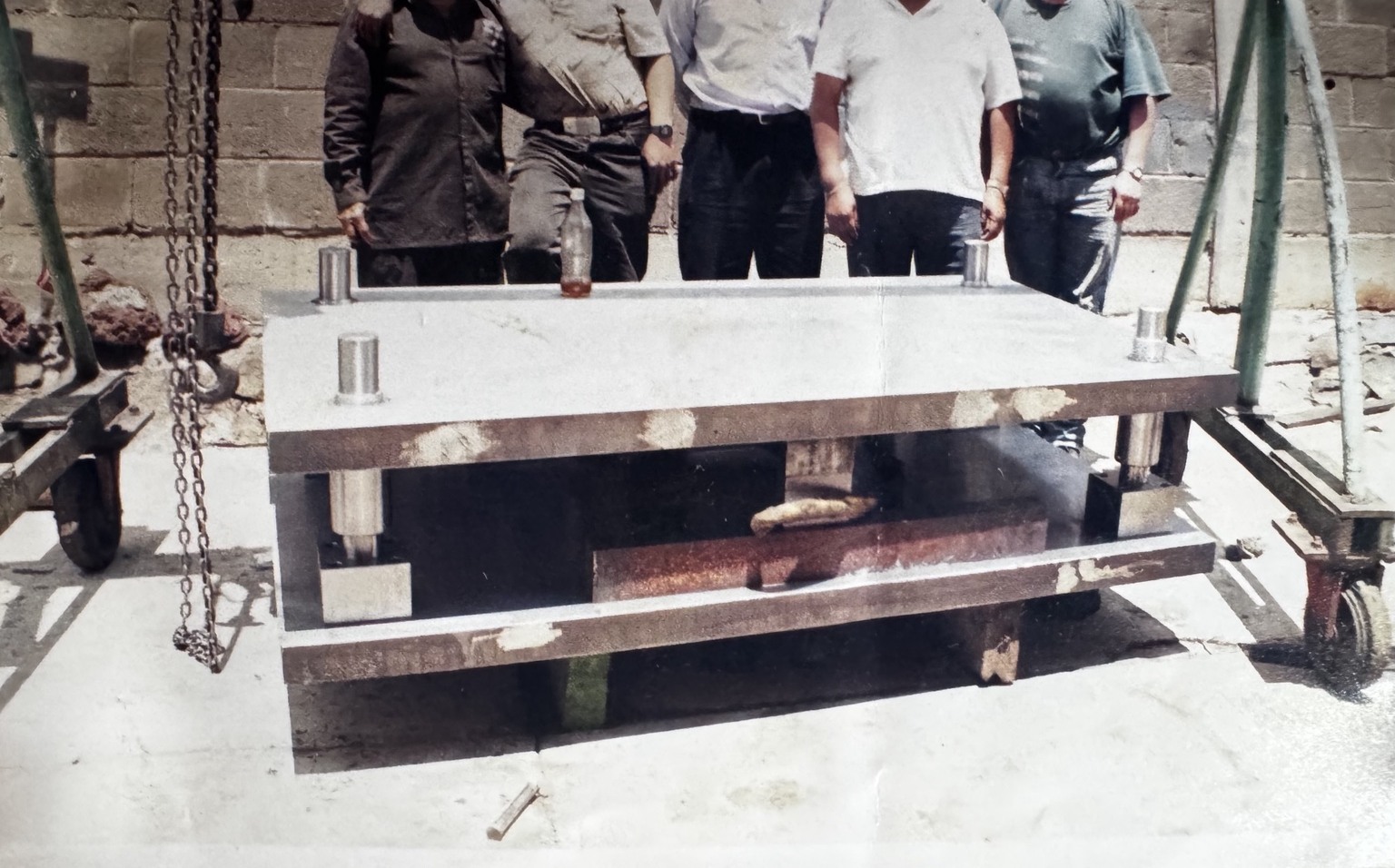 Fotografía histórica de 1992 de un portatroquel de gran tamaño junto a trabajadores